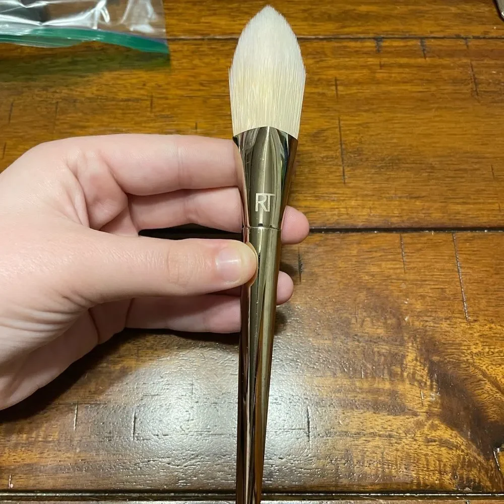 Real Techniques Bold Metals Collection 101 Triangle Foundation Brush